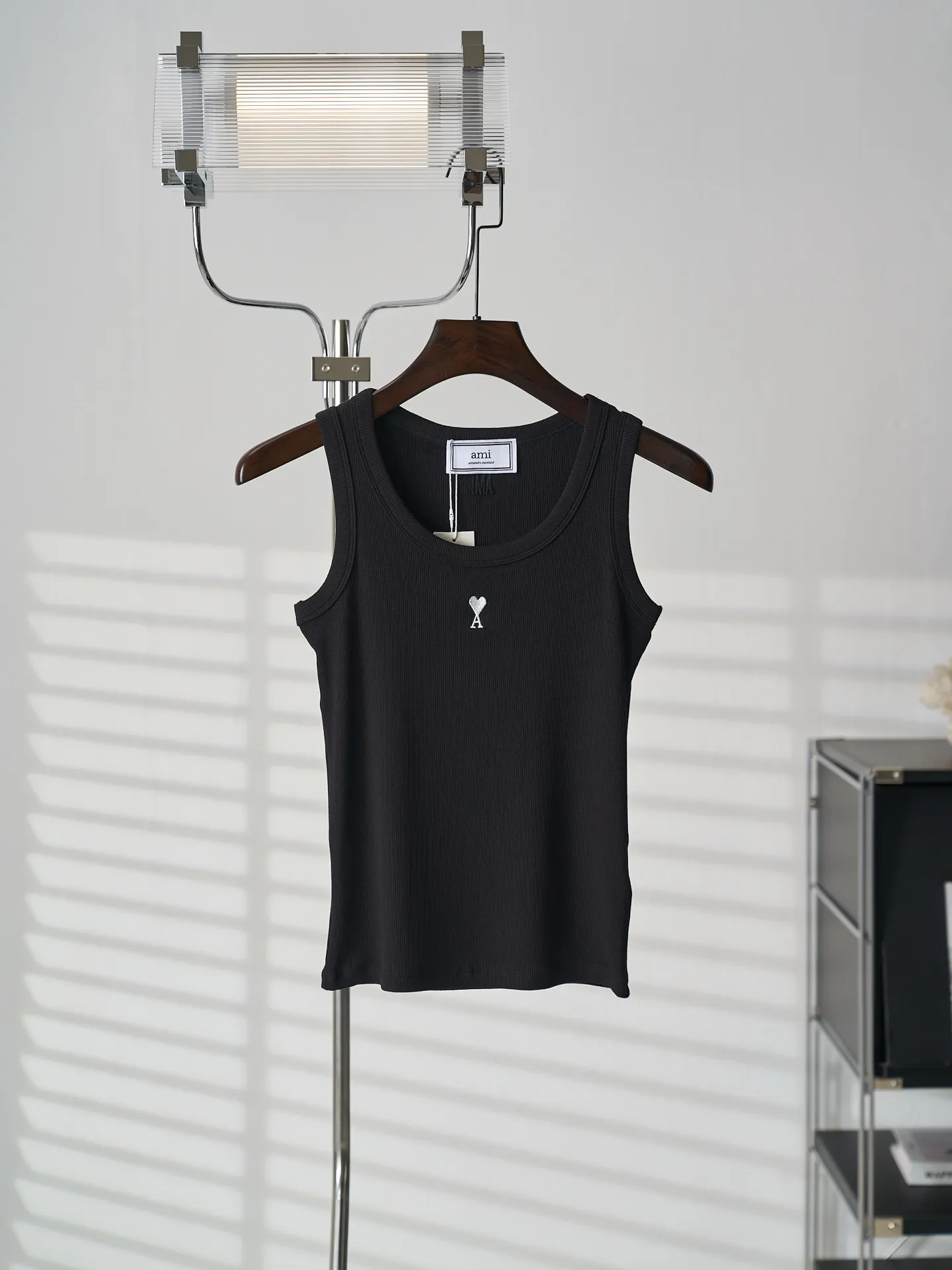 [Real object hanging] AMI/Ami love letters embroidered elastic vest (women's model) [In Stock] S M L is made of elastic fabric, which can be controlled by any body shape. The elasticity and softness are all online. The Ami letter label design on the chest highlights the brand style. The texture is amazing. The workmanship is smooth and delicate, and the details are processed perfectly.